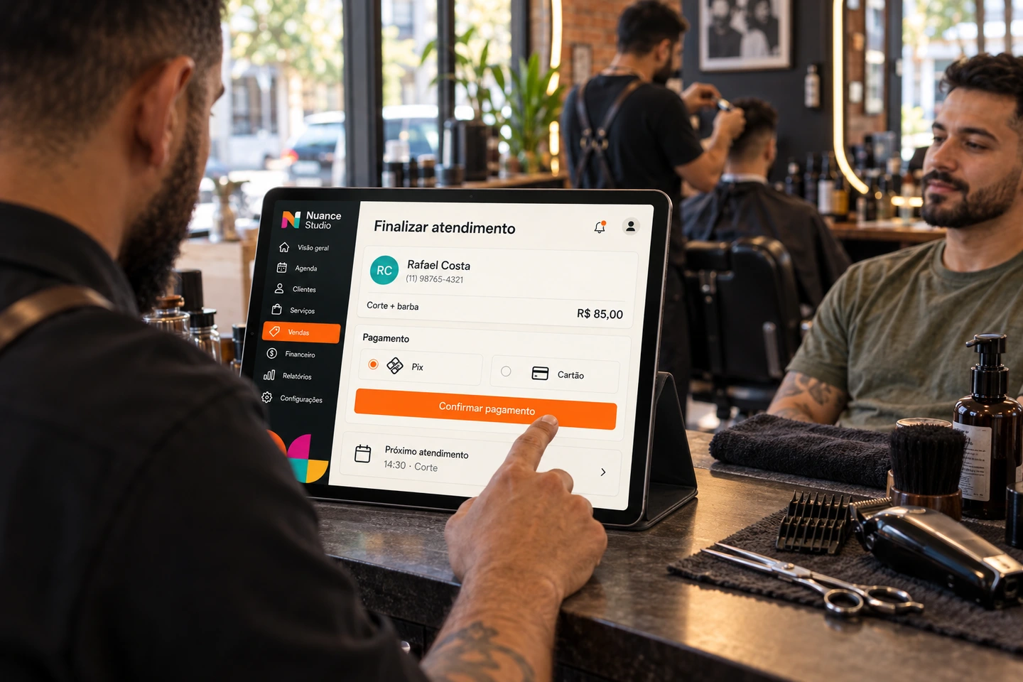 Cena conceitual de uma barbearia, com o profissional consultando um atendimento no tablet.
